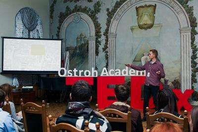 Студент проводит презентацию в конференц-зале Острожской академии